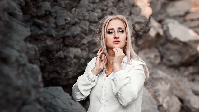 Žena s farebnými nechtami ťuká do telefónu, pri počítači.jpg